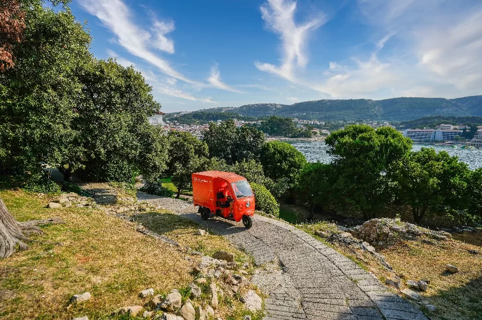 Gebrüder Weiss doručuje zboží na chorvatských ostrovech nákladními elektrokoly