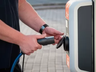 Elektromobily se nabíjejí na vlastních nabíjecích stanicích v sídle společnosti