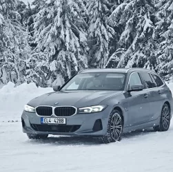 Test-2023-BMW_330e_xDrive_Touring-plug_in_hybrid-zima_snih