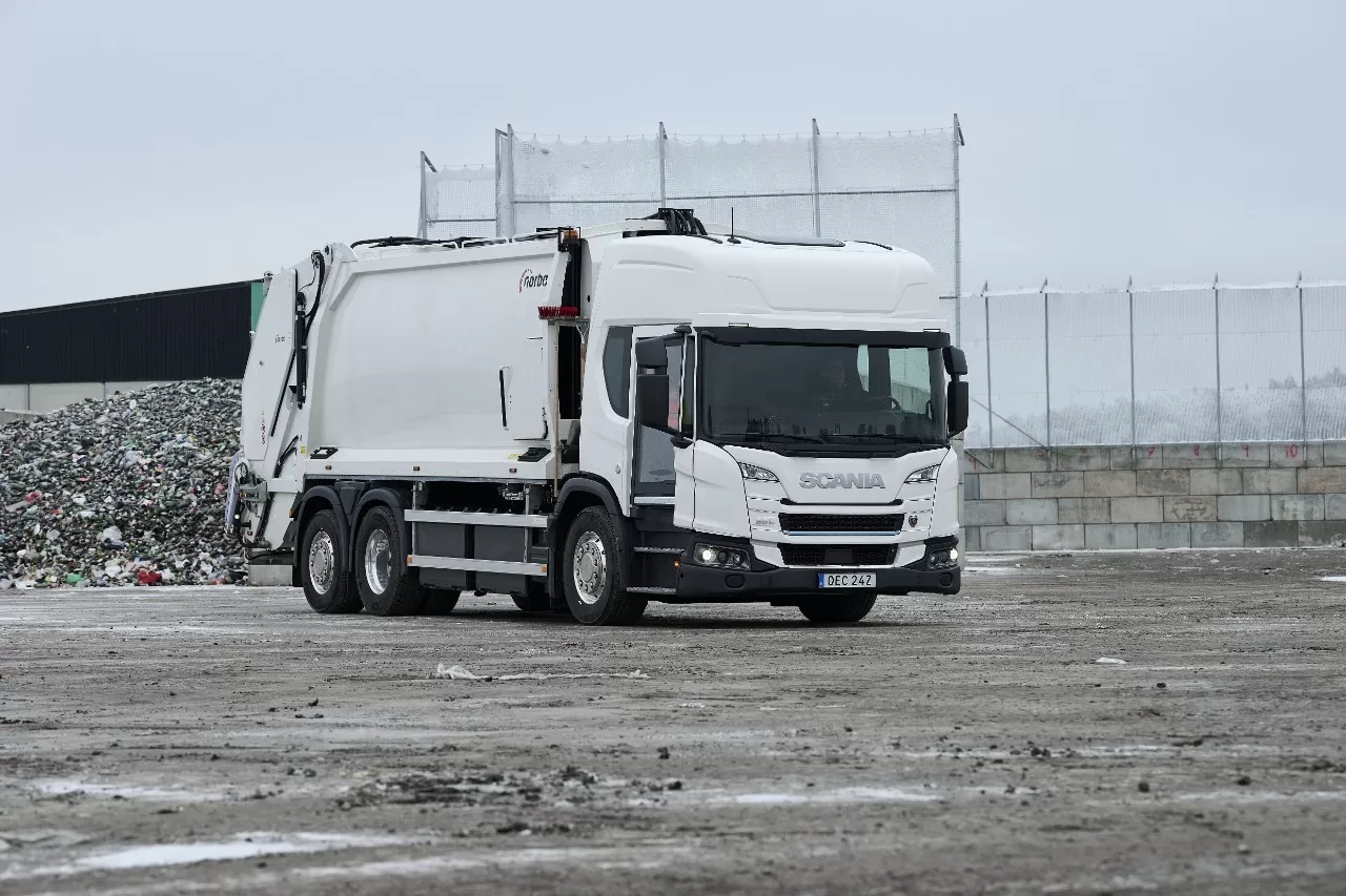 Vozidlo na svoz komunálního odpadu na podvozku Scania 25 L.