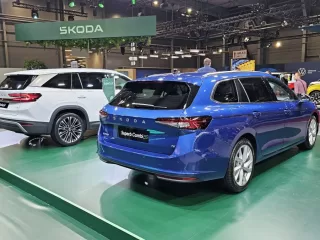 Škody Kodiaq iV a Superb iV hvězdami stánku Škoda Auto na výstavě e-SALON 2023