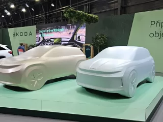 Škody Kodiaq iV a Superb iV hvězdami stánku Škoda Auto na výstavě e-SALON 2023