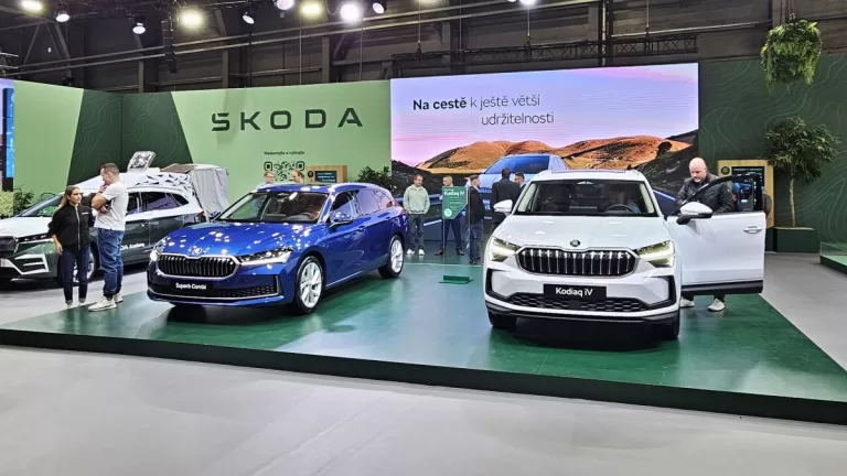 Škody Kodiaq iV a Superb iV hvězdami stánku Škoda Auto na výstavě e-SALON 2023